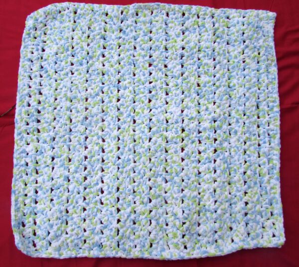 Crochet Seed Stitch Baby Blanket. https://www.itchinforsomestitchin.com