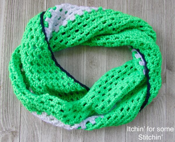 How to Crochet a Cowl by www.itchinforsomestitchin.com