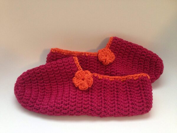 Easy Beginner Slippers Pattern by www.itchinforsomestitchin.com