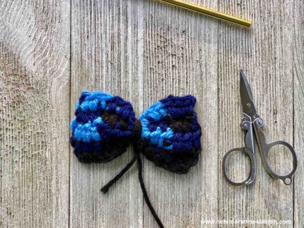 How to crochet a plaid bowtie by www.itchinforsomestitchin.com