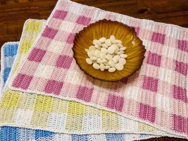 Crochet Gingham Placemat Pattern by itchinforsomestitchin.com